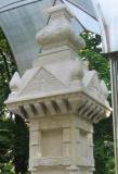 Столб-памятник в Коломенском, перевезенный из Шайдрова в 1980 году (фото 2006 г.)