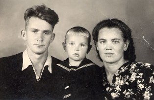 Смыслов Григорий Михайлович, его супруга Зинаида Матвеевна и сын Александр (фото 1950-х гг.)